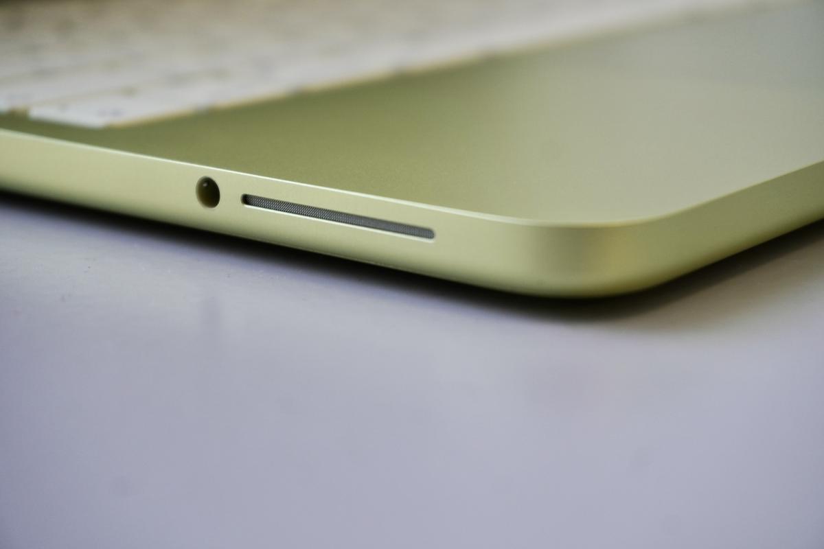 MacBook Neoのスピーカー、音量は十分。でも「低音」と「音のひろがり