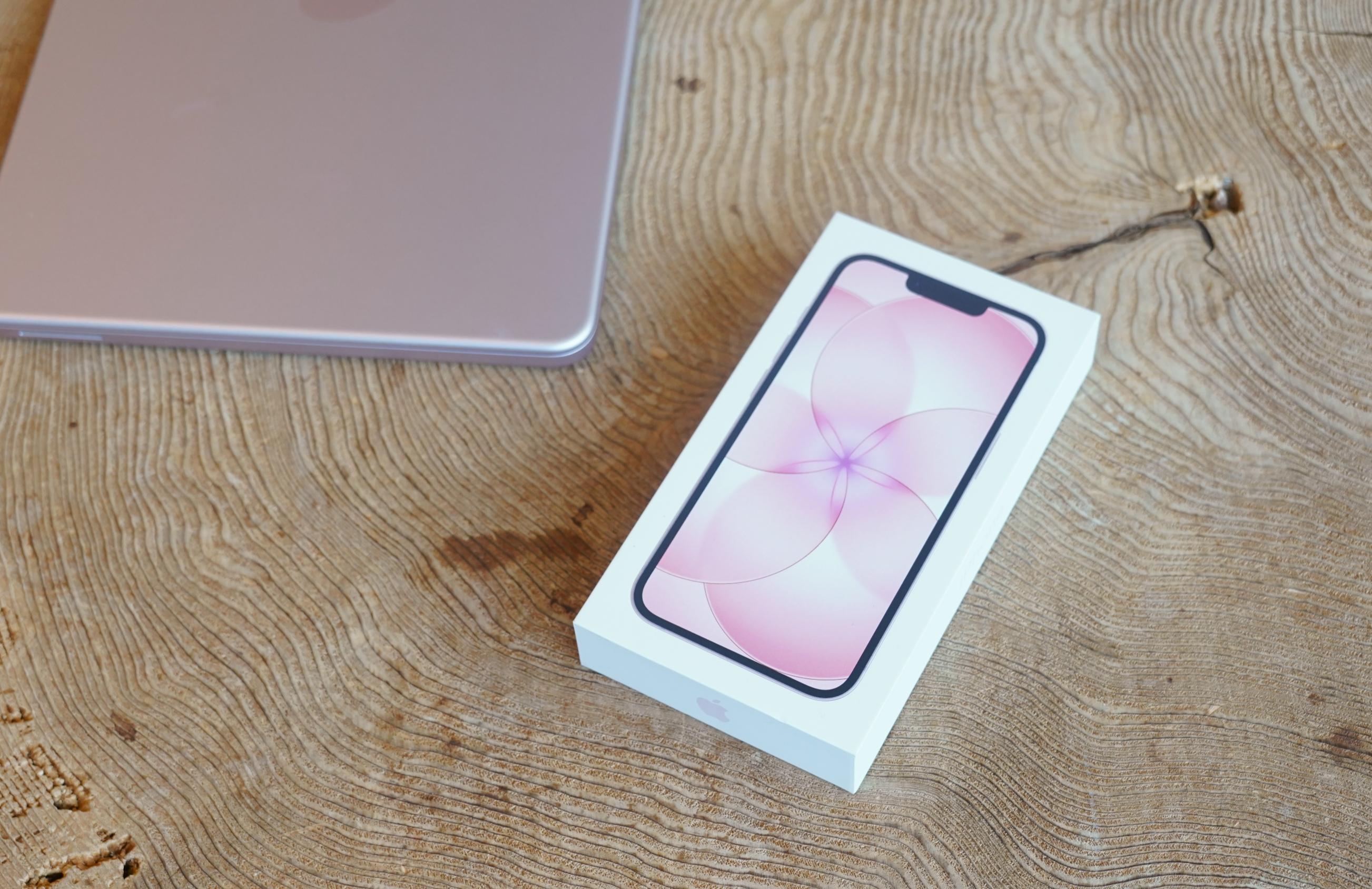 iPhone 17eの新色｢ソフトピンク｣を開封。春っぽさがお出迎え
