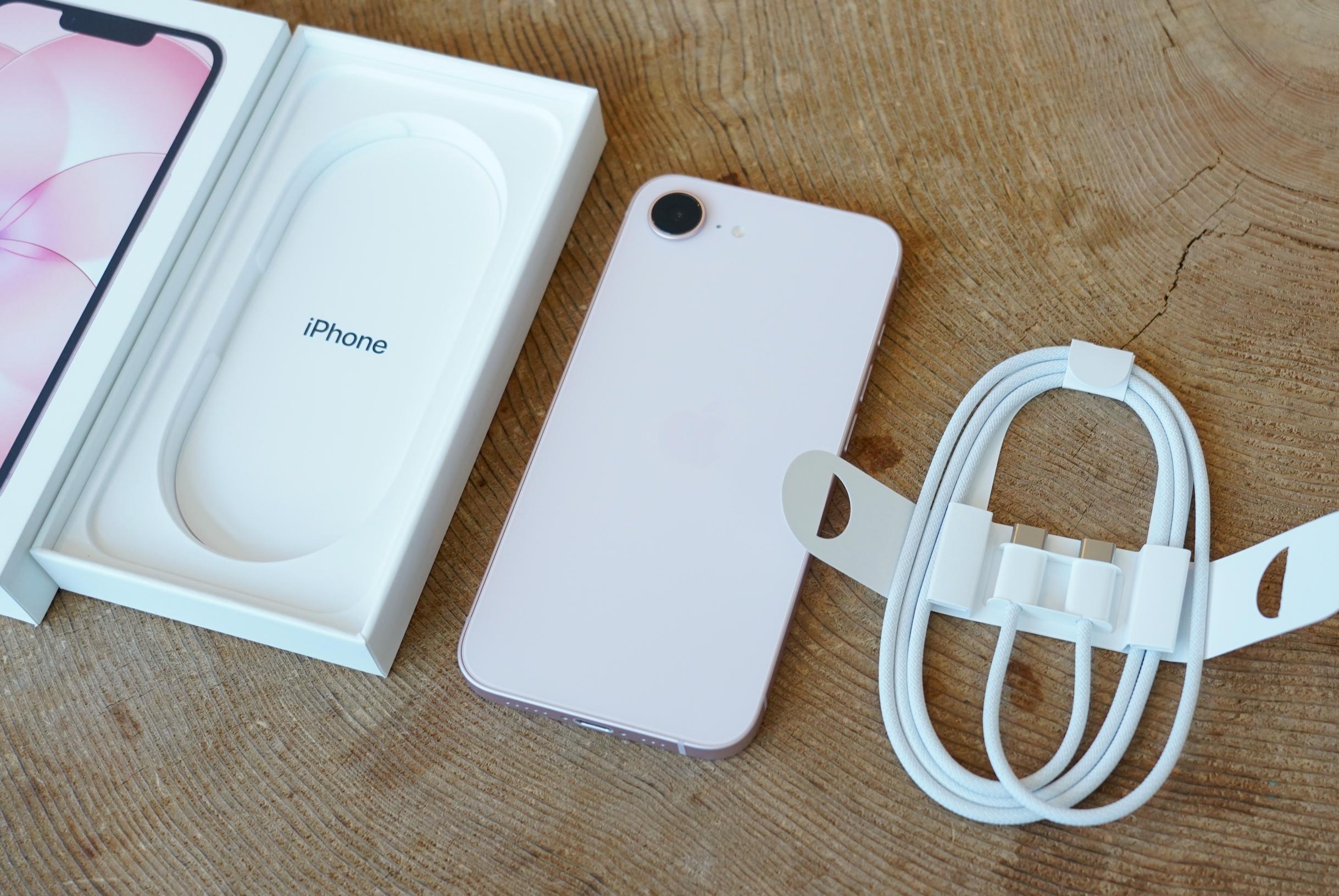 iPhone 17eの新色「ソフトピンク」を開封。春っぽさがお出迎え
