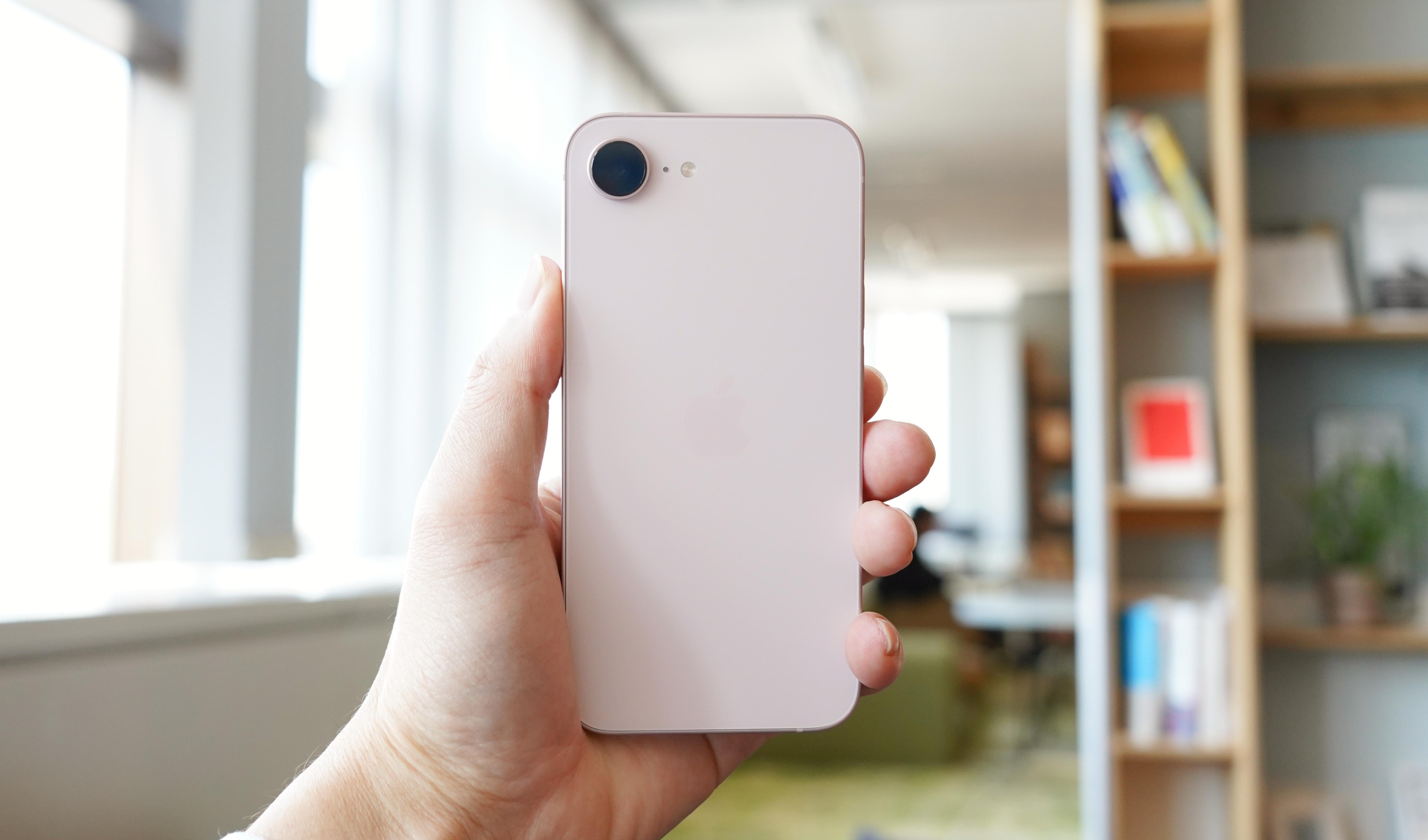 iPhone 17eの新色｢ソフトピンク｣を開封。春っぽさがお出迎え