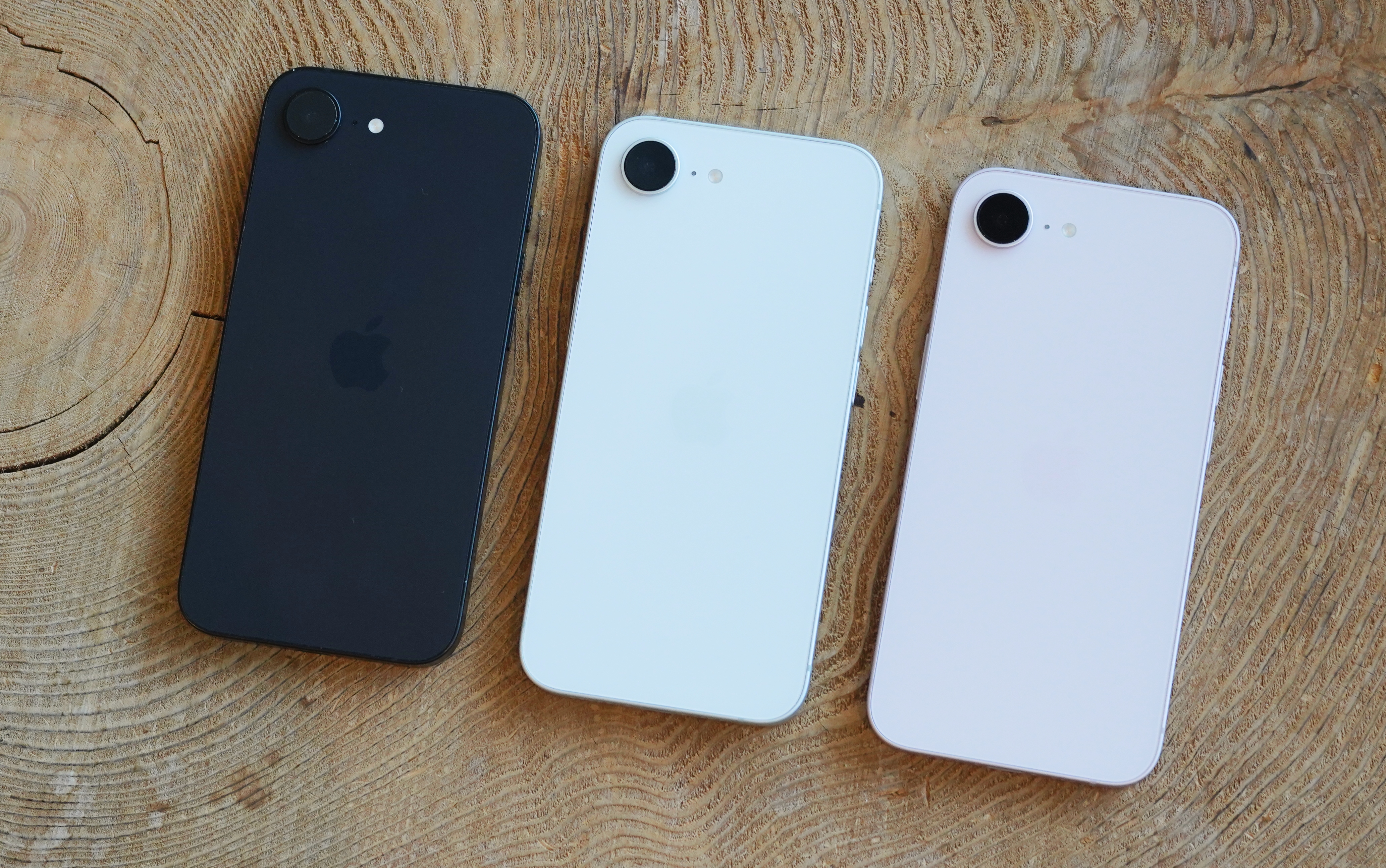 iPhone 17eの新色「ソフトピンク」を開封。春っぽさがお出迎え