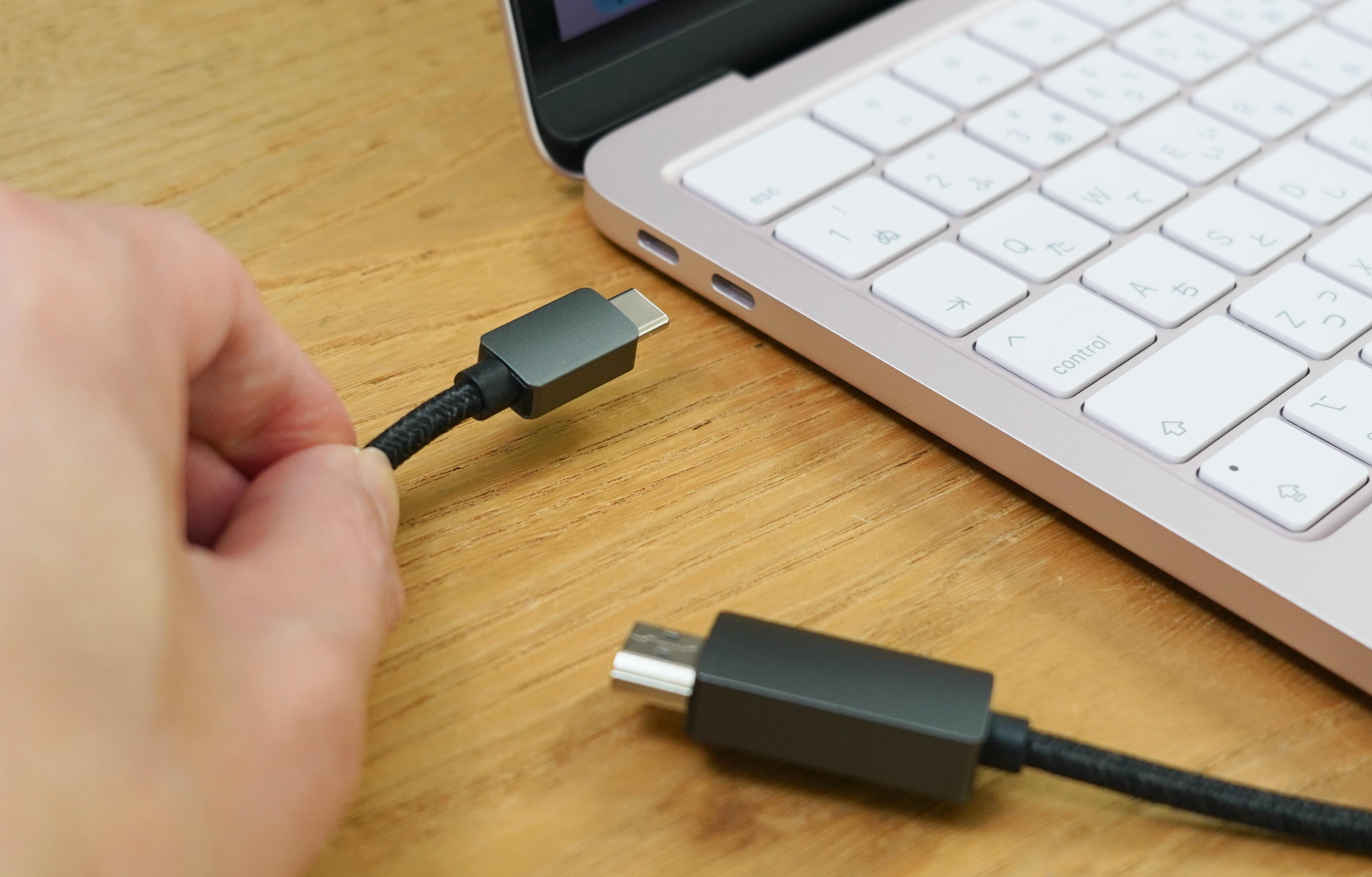 MacBook Neoの遅いポートに(わざと)ディスプレイを繋いでみた