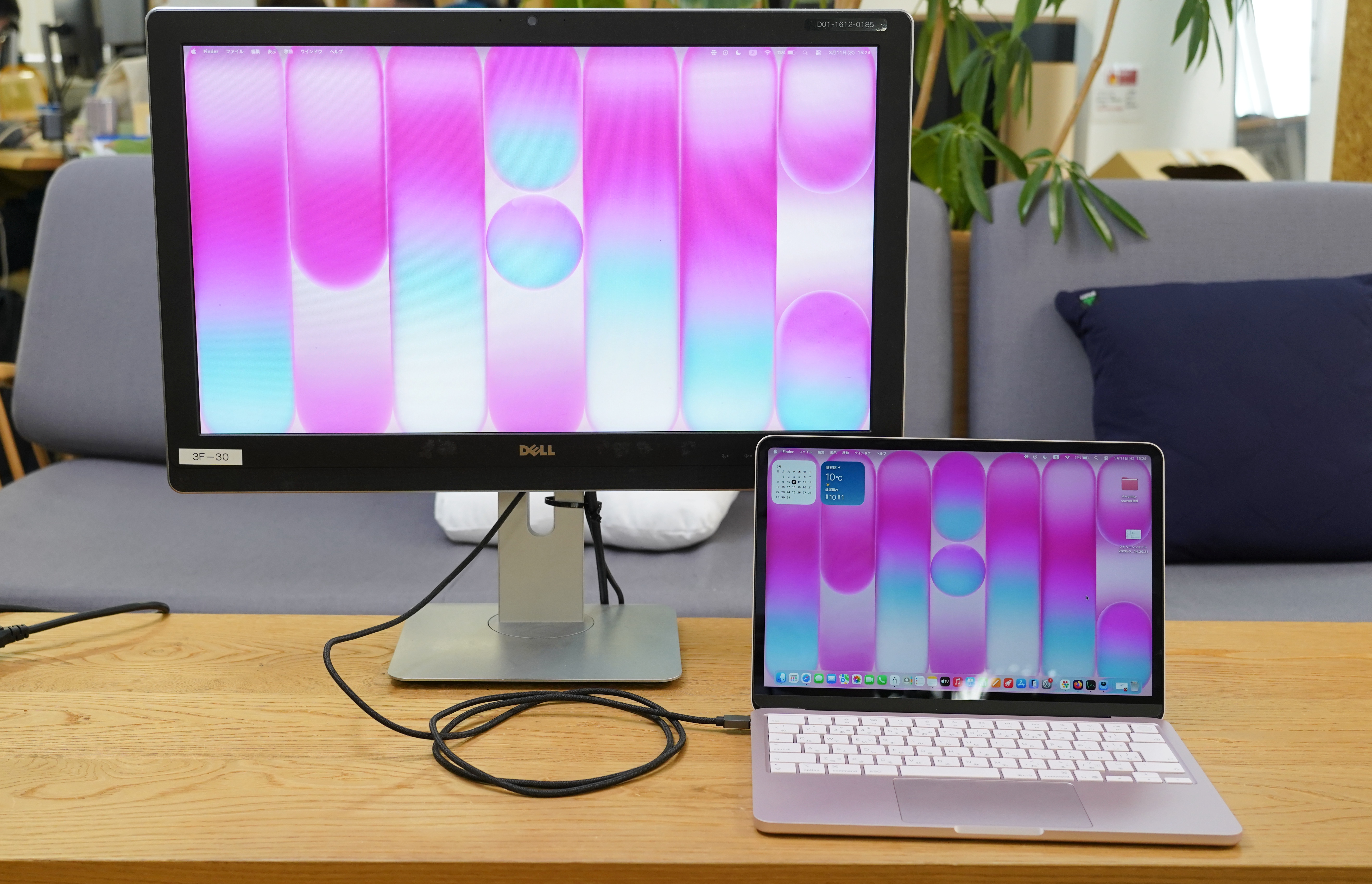 MacBook Neoの遅いポートに（わざと）ディスプレイを繋いでみた
