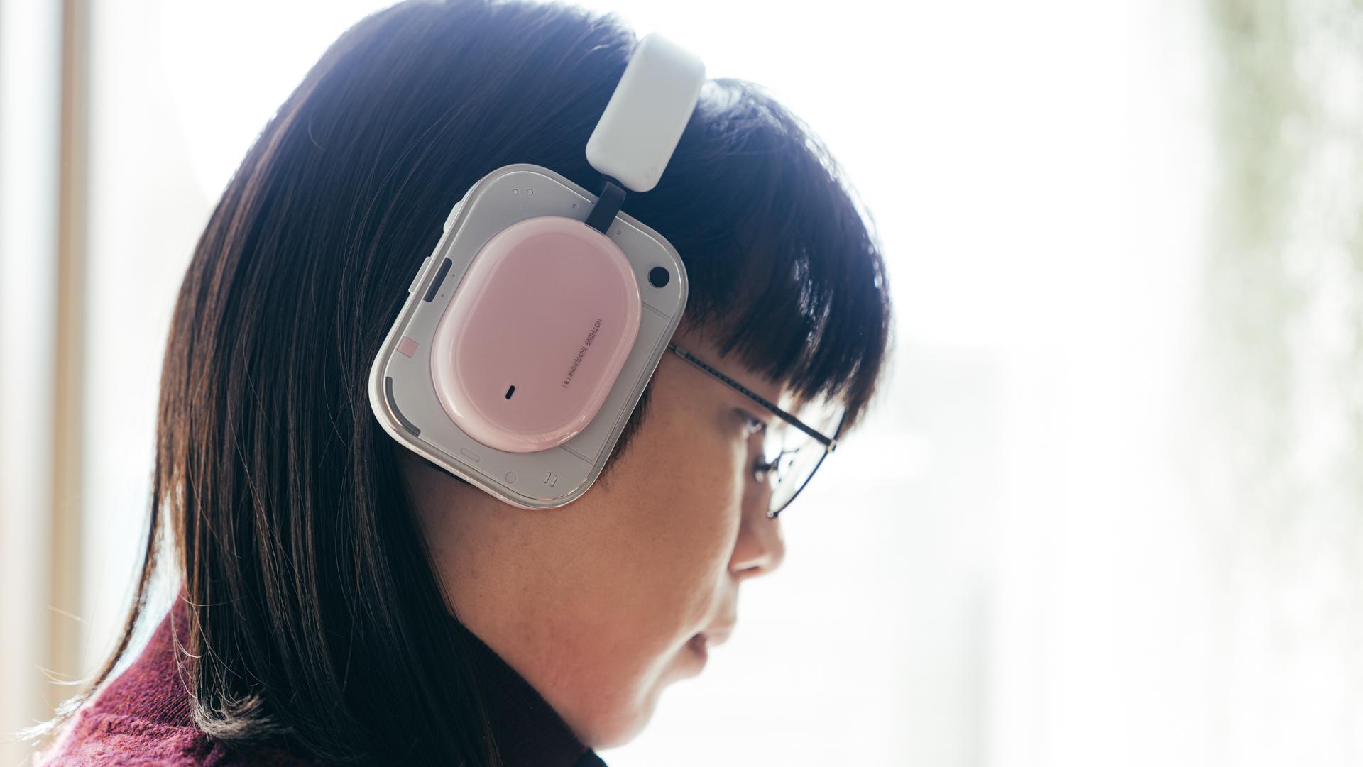 華やかカラーの「Nothing Headphone (a)」。フラッグシップとは別の良さがあるね