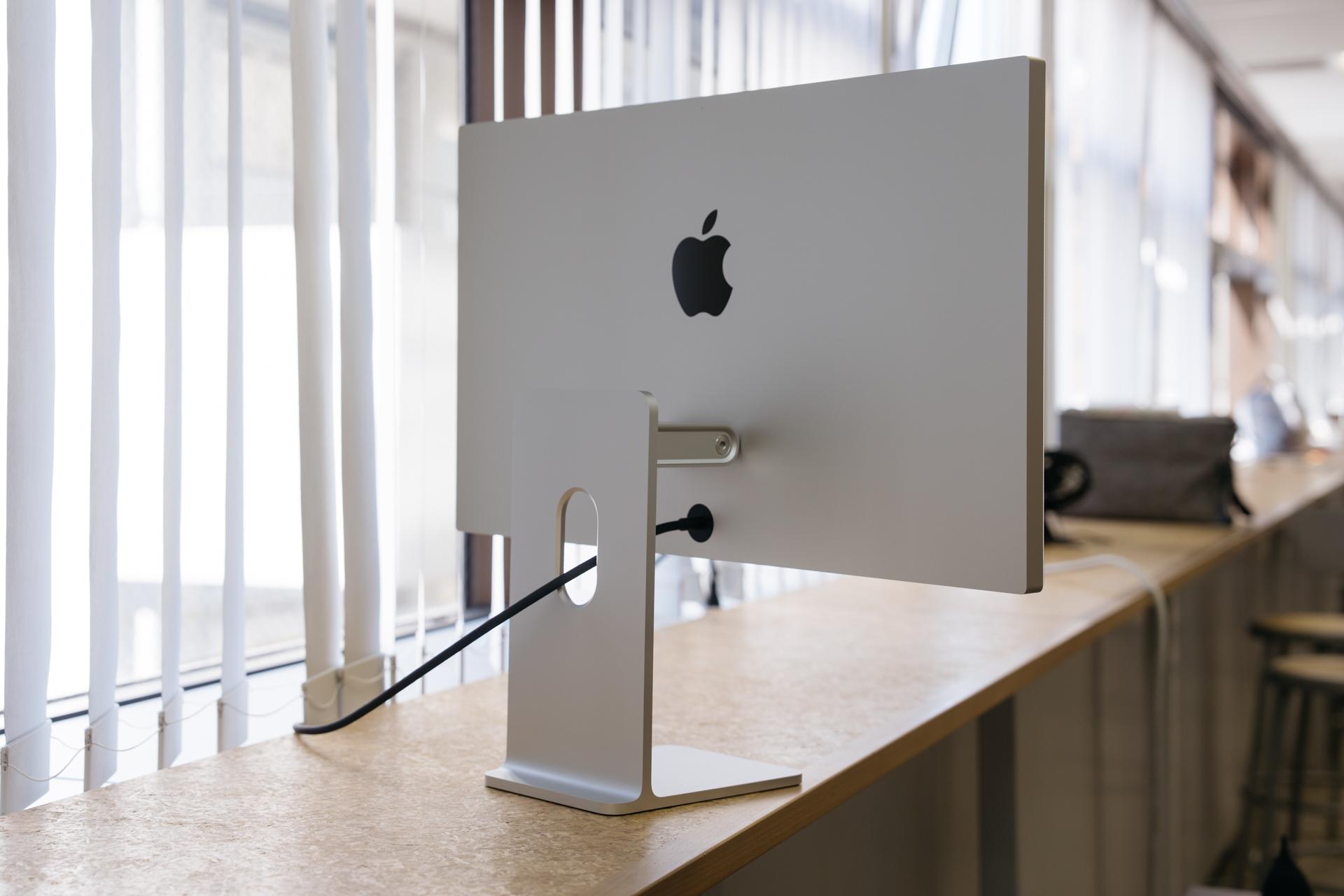 Apple純正のモニター｢Studio Display｣は、デザインそのまま。でもそれ