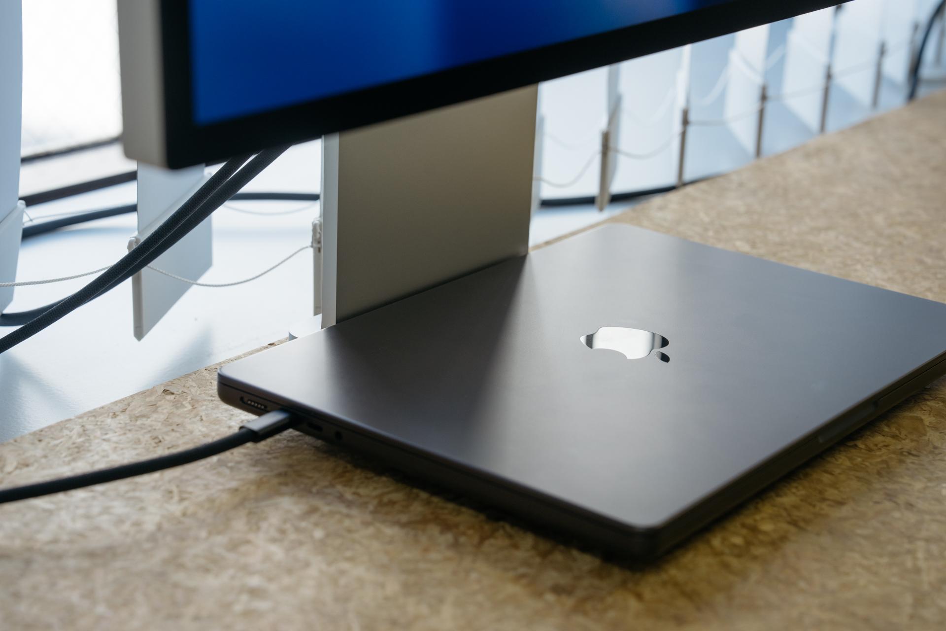 Apple純正のモニター｢Studio Display｣は、デザインそのまま。でもそれ