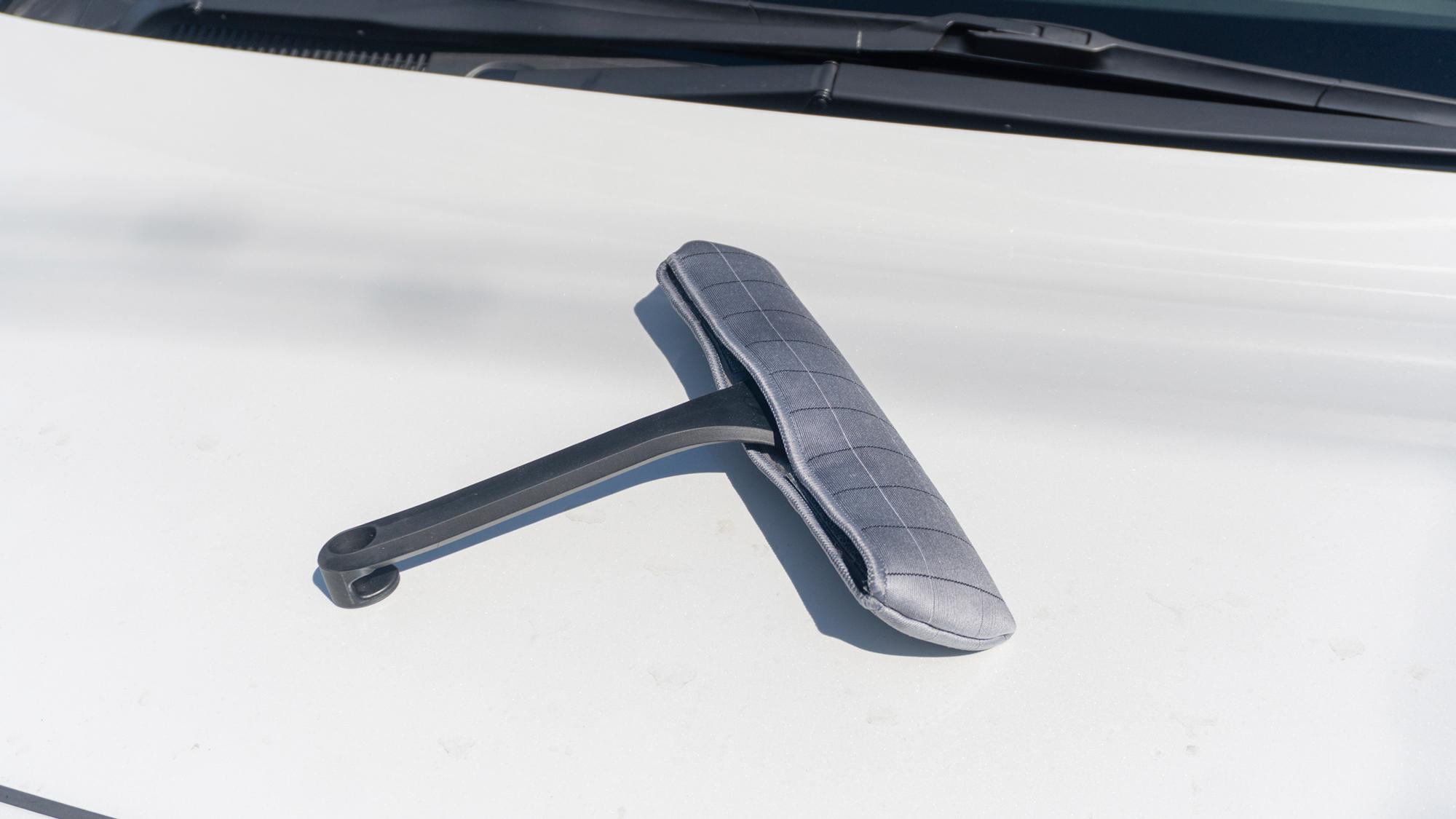 マクロ撮影して納得。洗車のガラス掃除がカーボン生地で拭きスジゼロになった理由