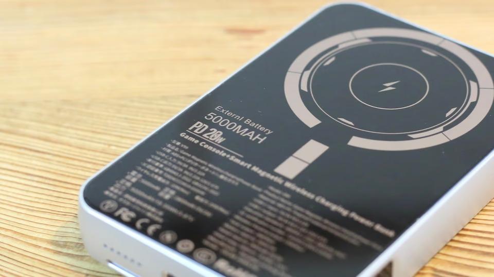 300種超のレトロゲームを搭載。まるでゲームボーイなモバイル