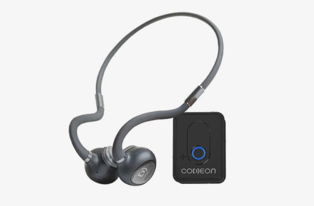 耳の穴を塞がない骨伝導の集音器イヤホンで“聞く”をサポート。蒸れない、疲れにくい、丸洗いまでOK