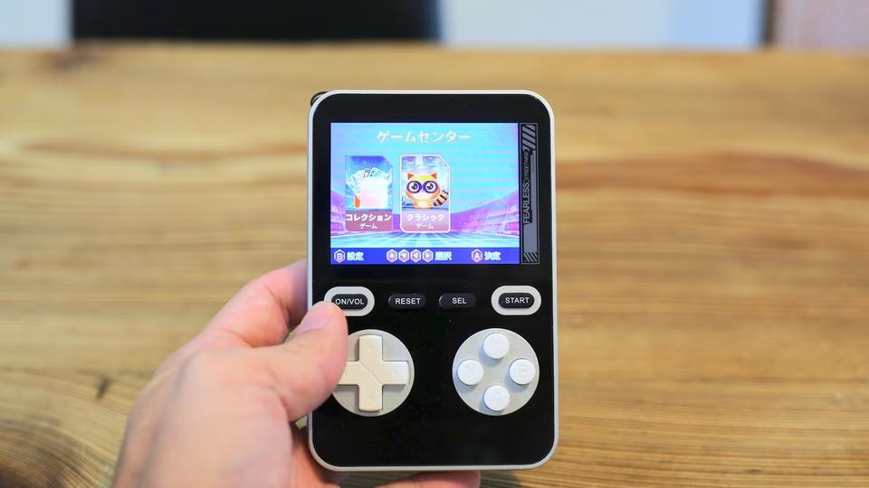 300種超のレトロゲームを搭載。まるでゲームボーイなモバイルバッテリーがエモすぎないか