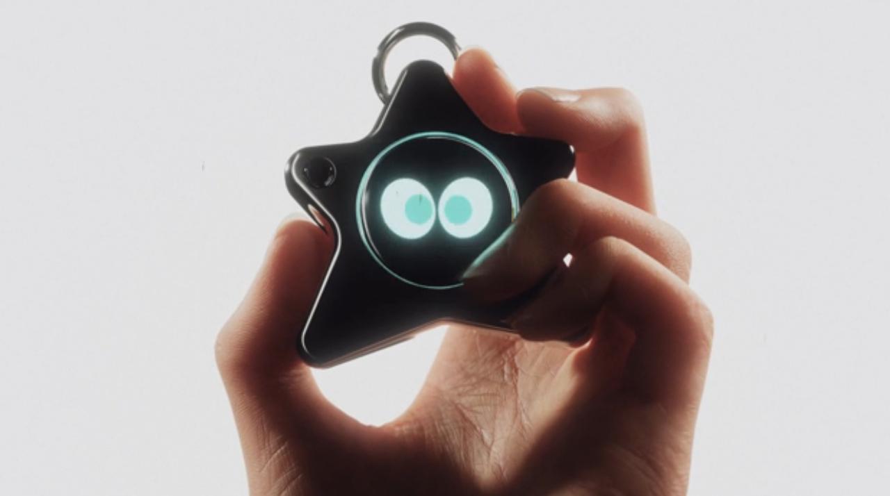 クリクリの目が楽しい。身に着けるAIペット「STARBOY」