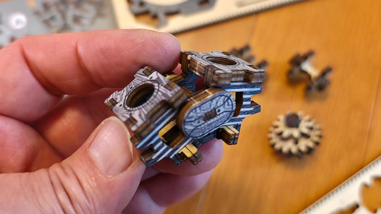 精巧な天然木168ピースを組み上げる。木製とは思えないほど細部までこだわりが詰まったVツインバイク