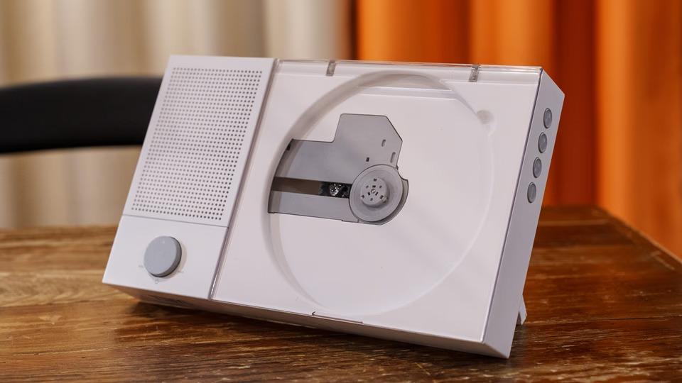 Bluetooth対応でイヤホンやスマホでも再生できる。スピーカーだけの持ち歩きもOKなCDプレイヤー