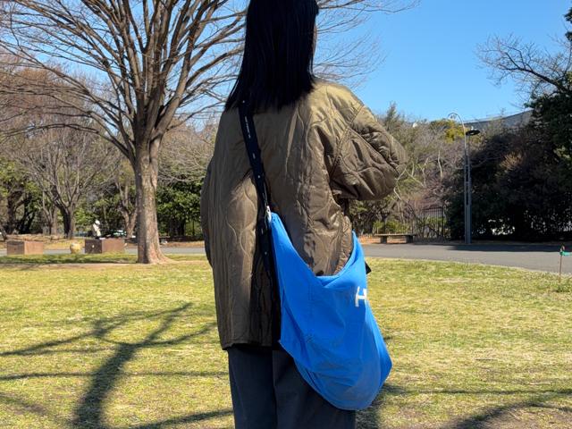 布製ならば、だいたいショルダーバッグ化。金属リング「Snatch」が