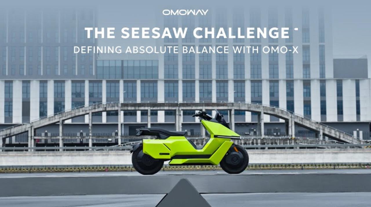 倒れずに自律走行するEVバイク、巨大シーソーで自らバランスを取る