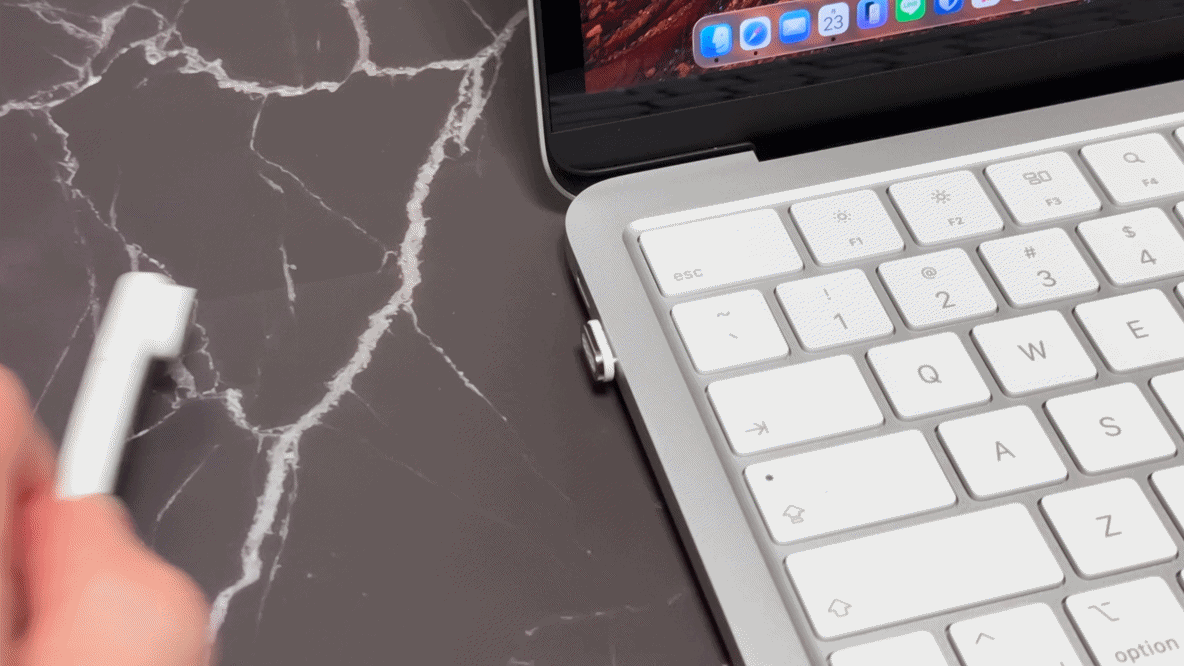 MacBook NeoはMagSafe非搭載…なので1,580円で後付けしました