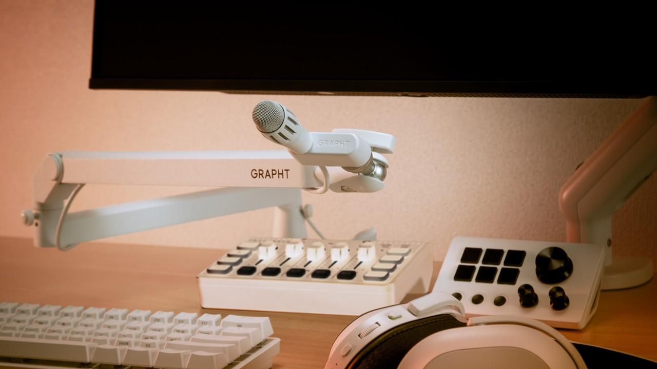 ちいかわで雑音入らずの“モニター下マイク”にデスクすっきり