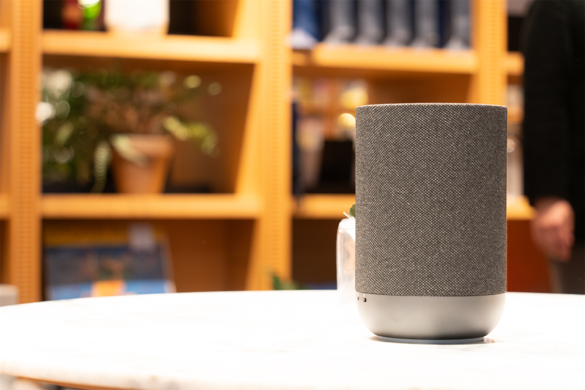 部屋にスピーカーを置こう。デノンの新作はワンボディなのに音が3D