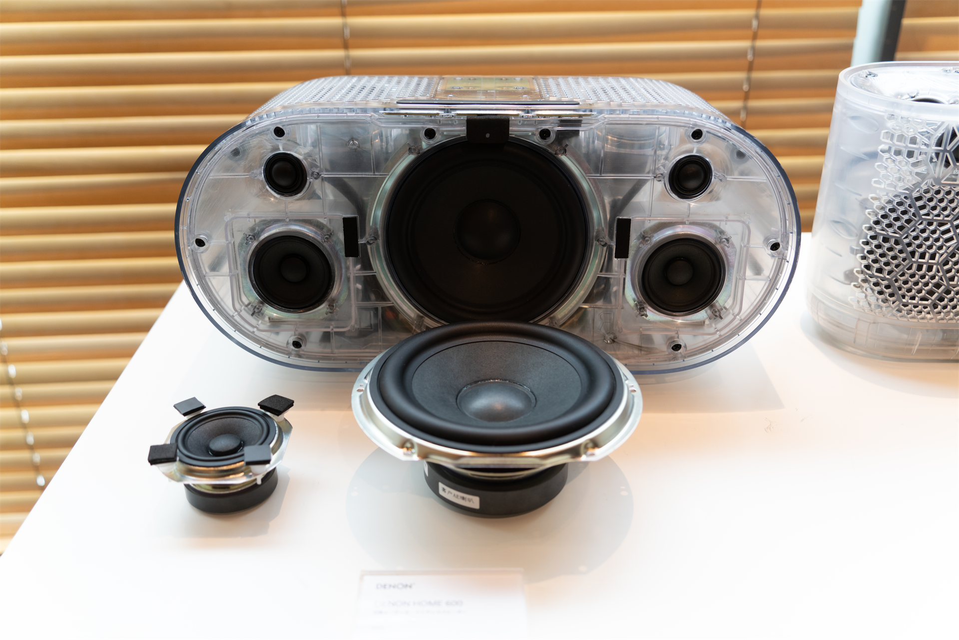 これ一台で3Dサウンド。デノンの新作スピーカーで良音に包まれる