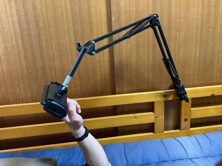 腕よ、休め。ゴロ寝スマホを快適にするエレコムのアーム、使ってみた。