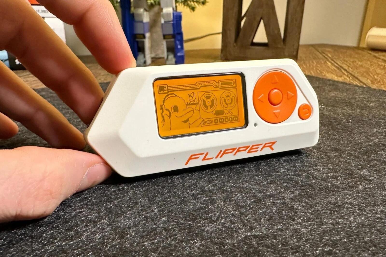 マルチツール端末Flipper Zero、AI強化プロジェクト登場で愛用者からは