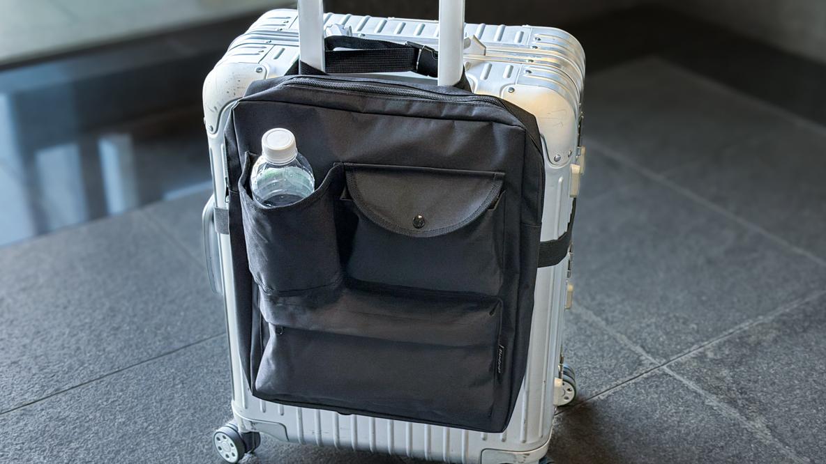 ダイソーで発見。スーツケースの使い勝手が大幅アップする外付けバッグ