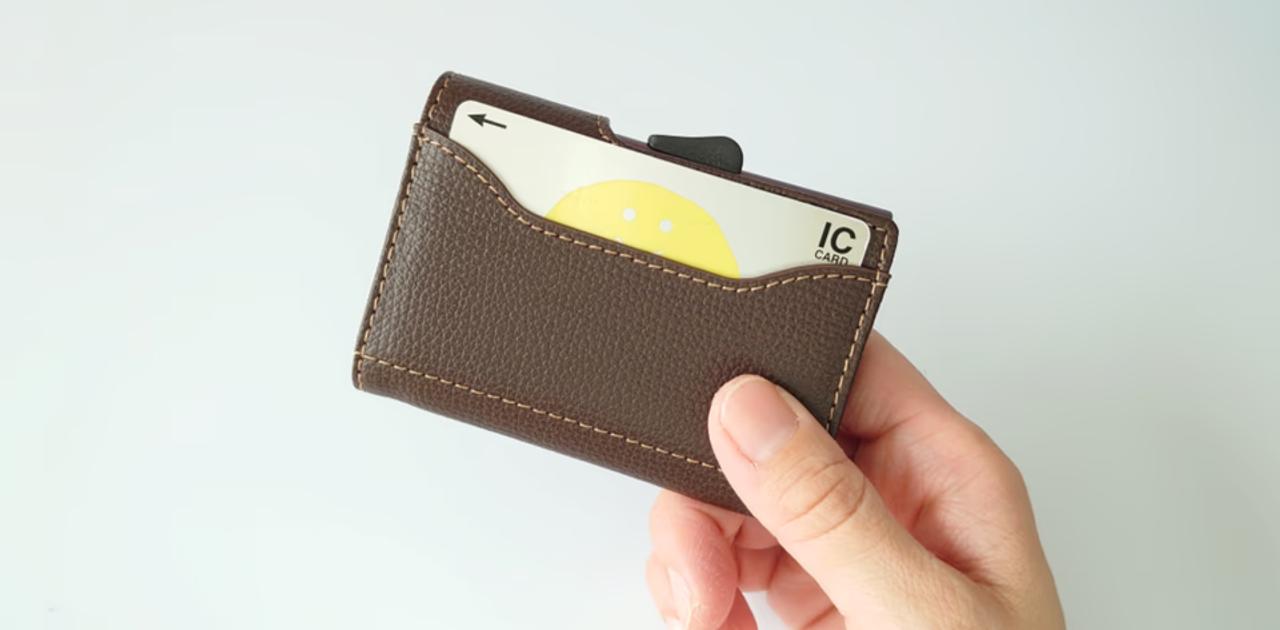 カードの取り出しとセキュリティを最優先に設計したミニ財布。スリム 