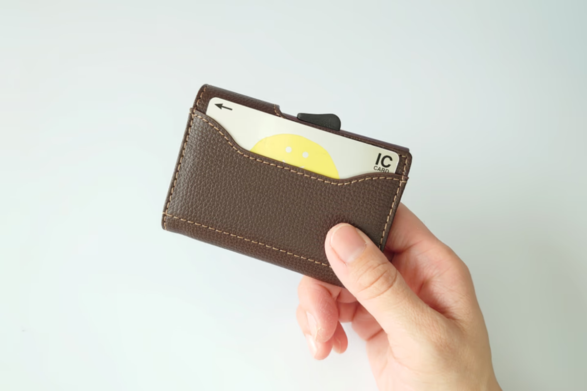 カードの取り出しとセキュリティを最優先に設計したミニ財布。スリム