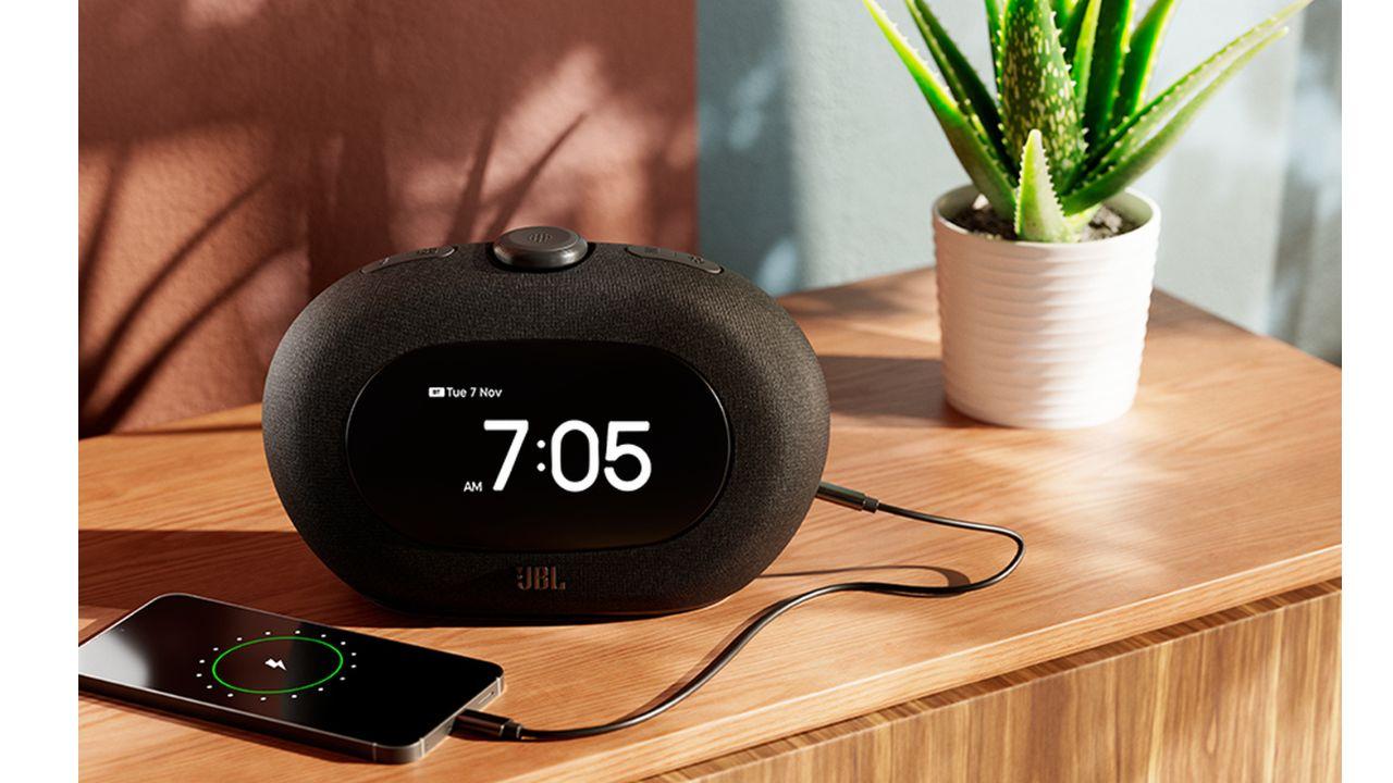 【過去最安】JBLの「スピーカー兼目覚まし時計」で、ご機嫌な起床ルーティン始動！