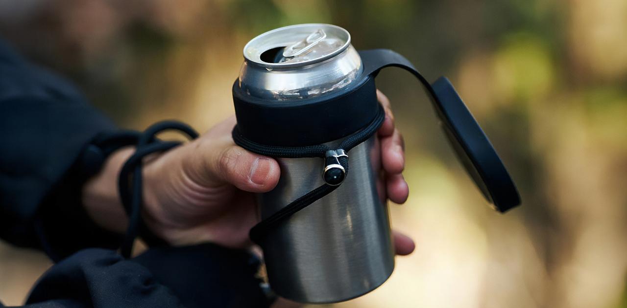 キャンプやフェスの缶ビール、保冷力6倍のフタ付きホルダーで最後までキンキンに