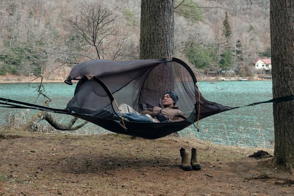 テント、コット、蚊帳が合体。これ1台で「寝室」が完結するオールインワン設計