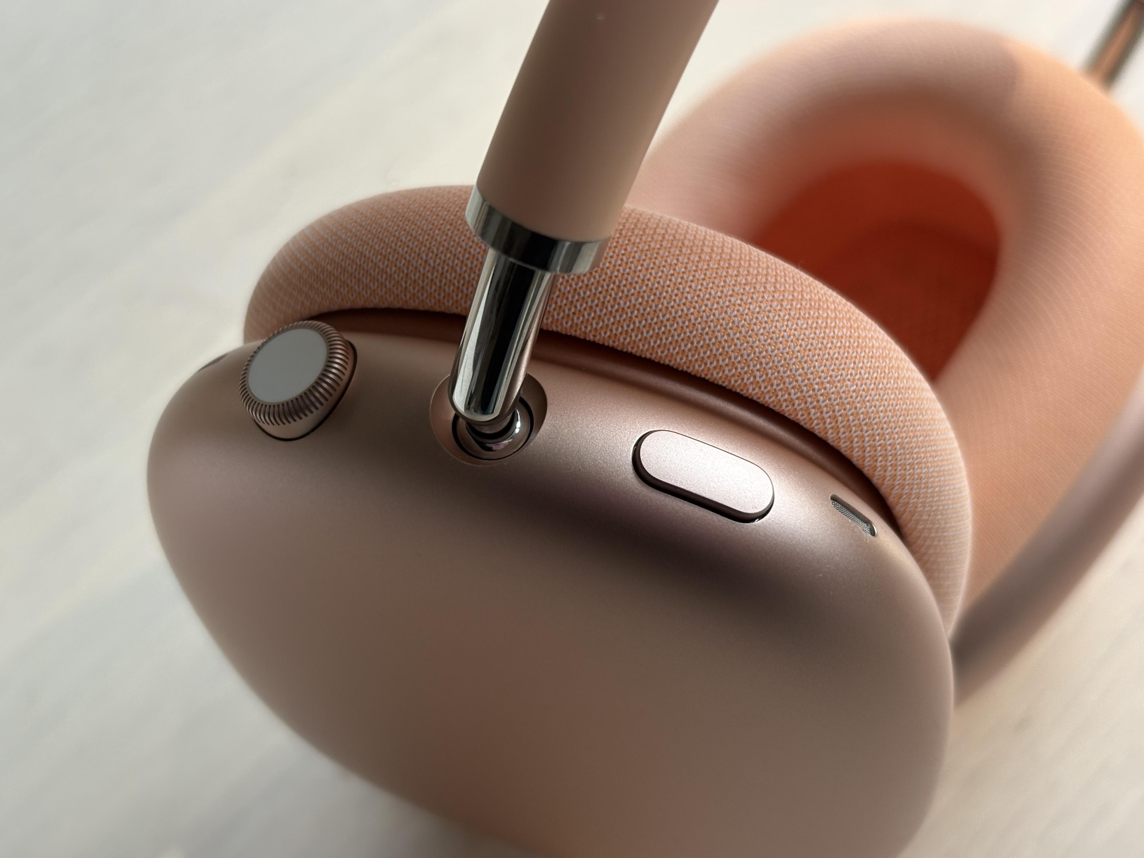 ノイキャン1.5倍、あなどれない。「AirPods Max 2」と前モデルを機内で