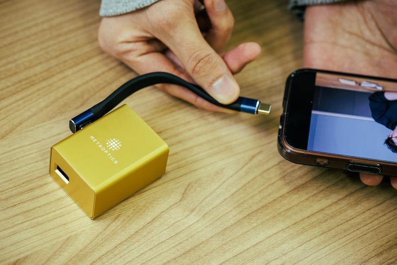 超小型プロジェクター ポケットに入る超小型プロジェクター「Pico Projector」、本日より
