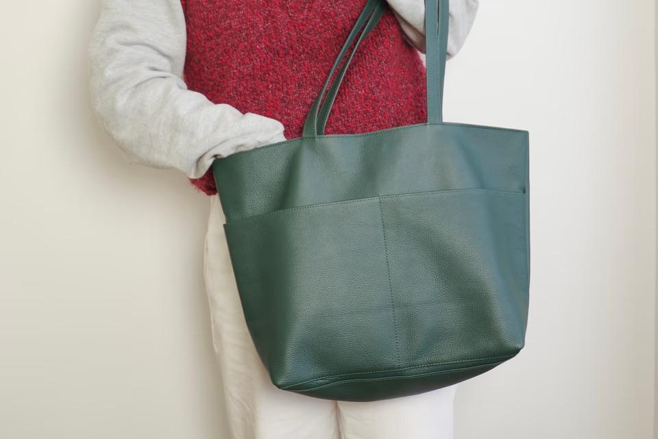 本革なのに「エコバッグ感覚」でたためるってマジ？ 休日も仕事も