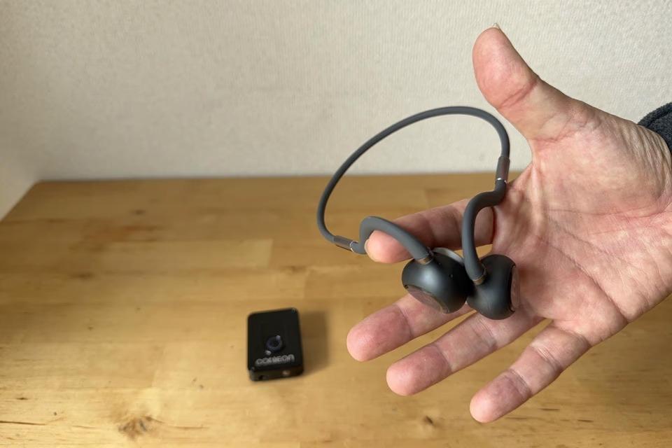 TVの音や会話がぐんと聞こえやすくなる、骨伝導の集音器イヤホン。高齢の家族へのギフトにも