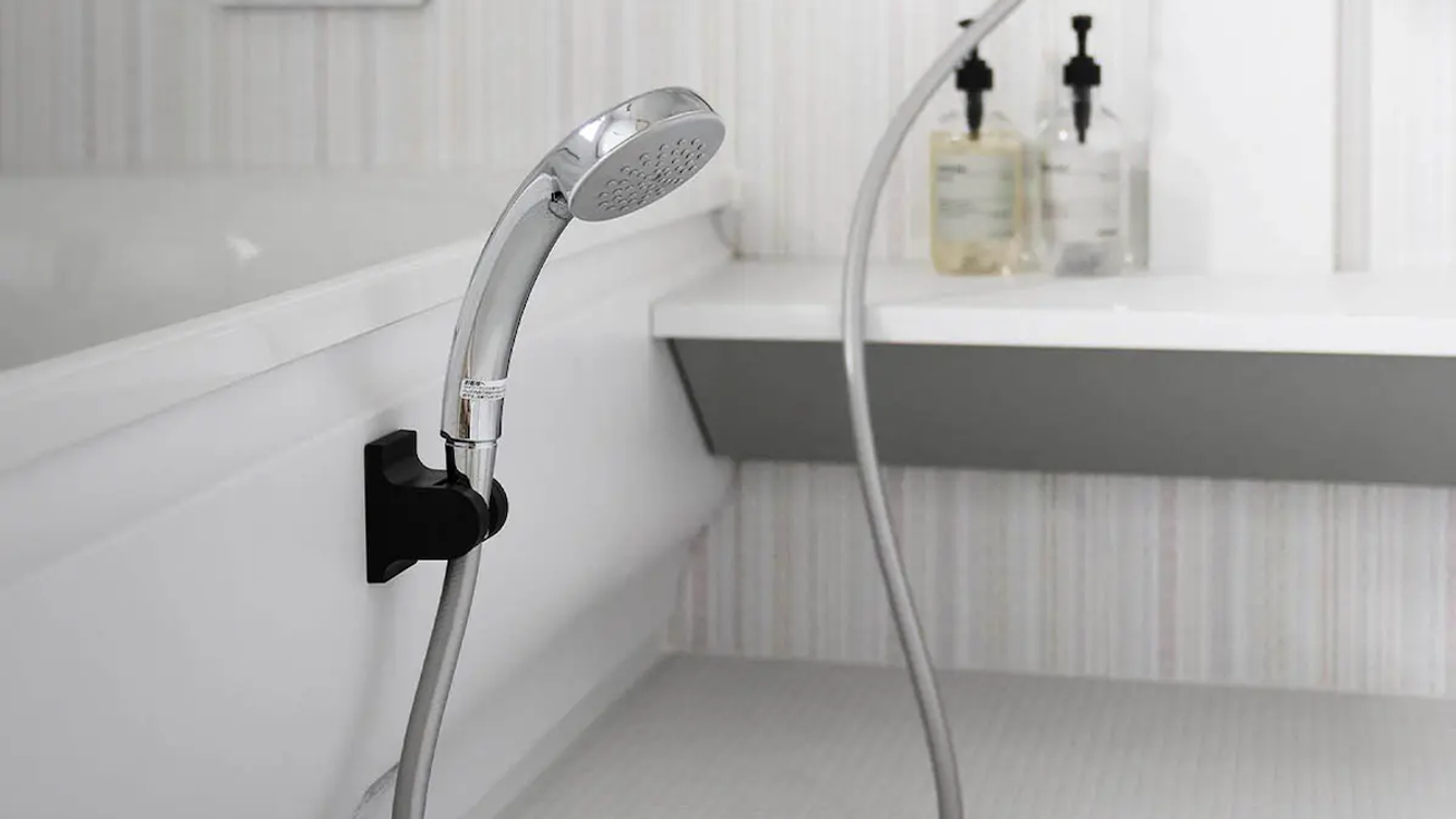 山崎実業の「後付けできるシャワーホルダー」。ペットのお風呂にも活躍します