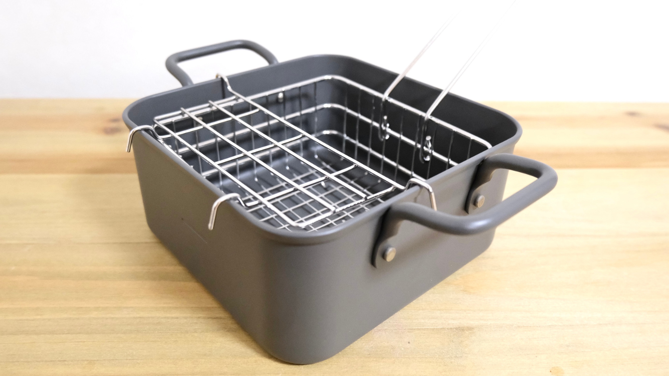 3COINSの「ザル付き揚げ物鍋」。揚げ物が一気に楽チンに