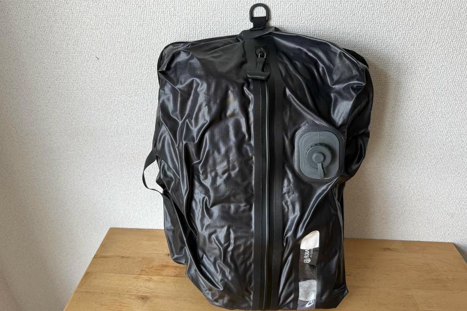 パッと見で中身がわかる。透明ウィンドウ付きの圧縮バッグが地味に便利で助かる