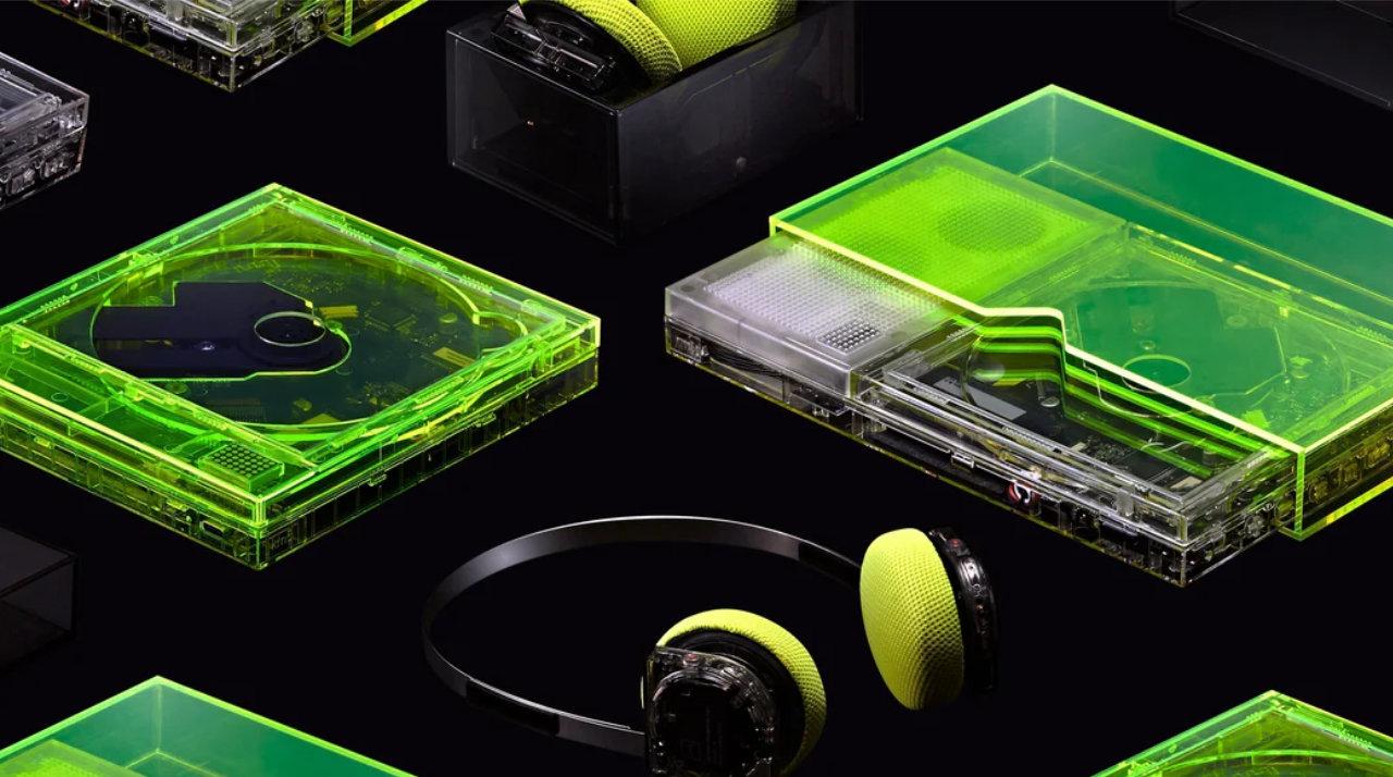 最近よく見るスケルトンなガジェット。ネオンカラーでサイバー感マシマシ