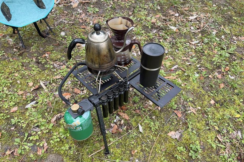 「これ、変形するぞ…！」男心を直撃するタクティカルテーブルが、ソロキャンの景色を変えた