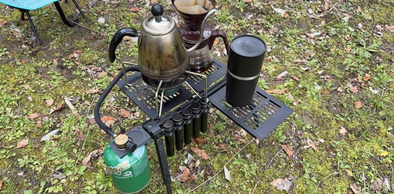 「これ、変形するぞ…!」ソロキャンプの景色を変える、コンパクトに変形するタクティカルテーブル「機銃犬」