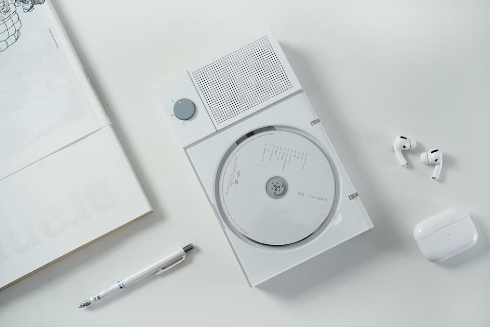 スマホでもイヤホンでも聴けるCDプレイヤー＆スピーカーでCD愛が再燃。デザインも良い感じ