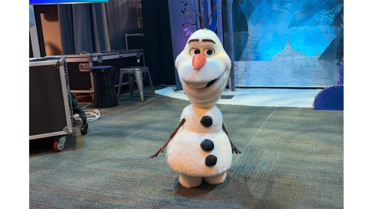 ディズニーランドで珍事件。AI搭載の「ロボットオラフ」、デビューするも不具合で気絶