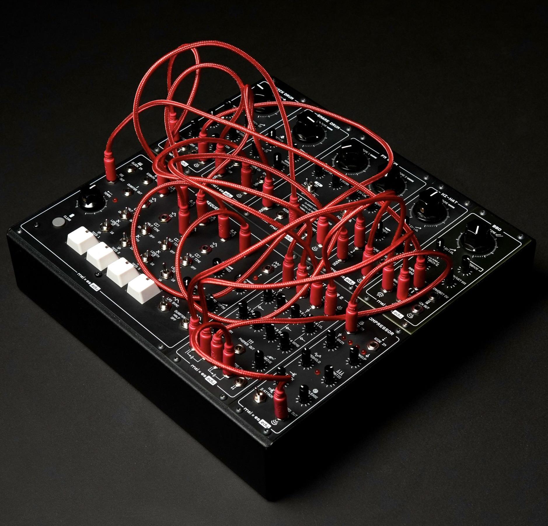 ユーロラックとも合体可能。拡張性の高いDIYリズムマシン「Konstrukt-8