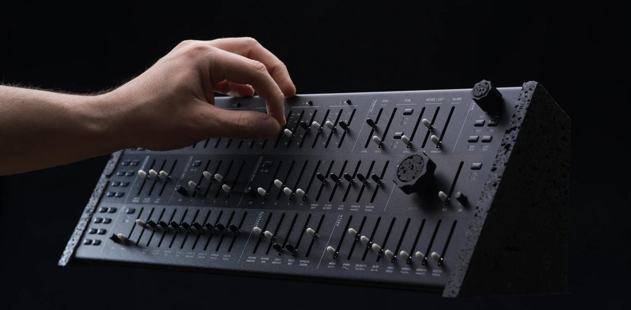 Katla:火山岩を纏うハイブリッド・シンセサイザー、予測不能な音響テクスチャ生成の可能性