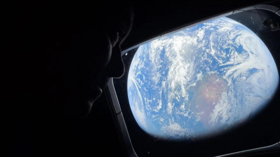 宇宙でも「iPhoneで撮影」。アルテミスIIから自撮りカメラで撮った地球の写真が届く