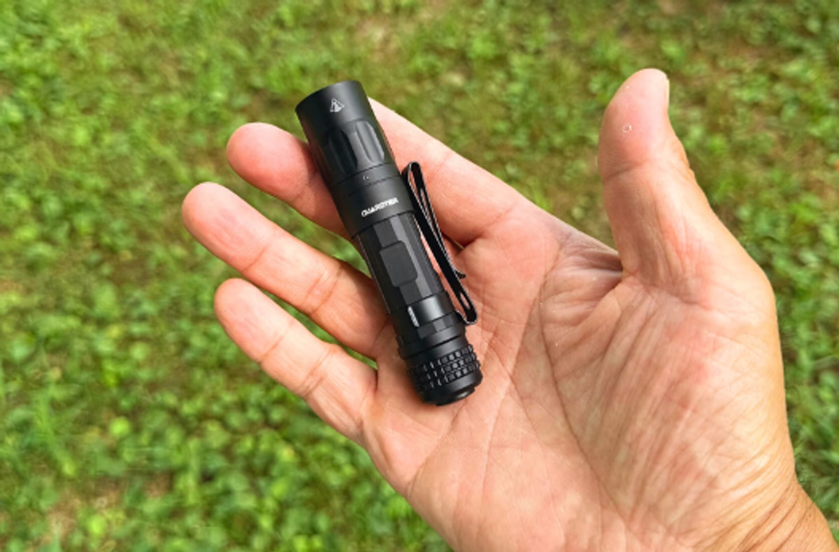 夜道を照らす60gの安心感。110度広角と170m長距離照射の小型LEDライトが5,000円台から