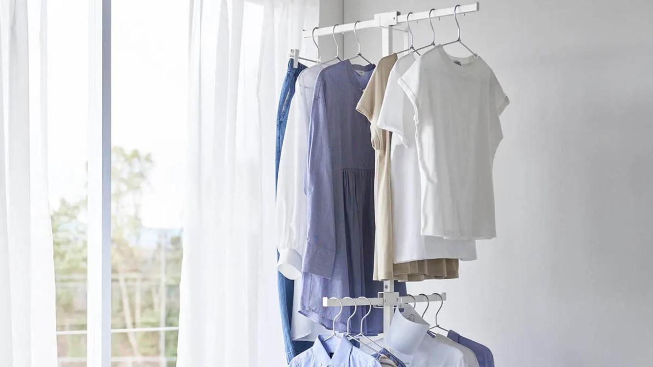 山崎実業の「省スペース版」室内物干し。部屋の片隅でも乾きやすい