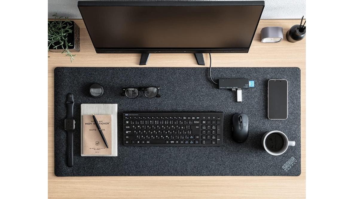 ここを作業エリアとする！ 大判マットでデスクはスッと整う