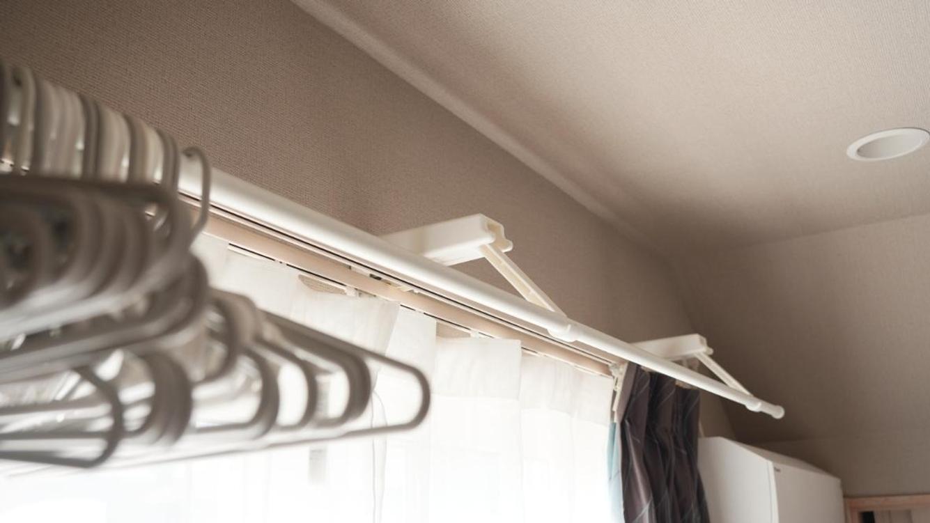 「外干し断念」の人に教えたい。ベルメゾンの「カーテン物干し」なら3〜4人分を余裕で干せる